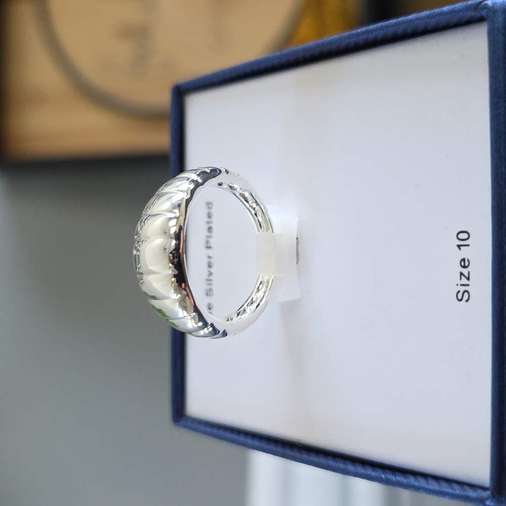Silver Plated Ribbed Band Statement Ring | Size 10 - Picture 5 of 17